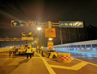 牡丹江郑州市北三环彩虹桥交通标志牌安装现场